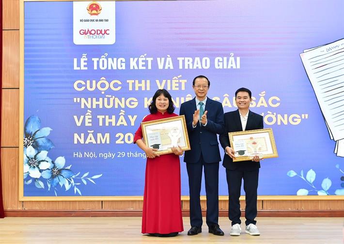 Thứ trưởng Phạm Ngọc Thưởng trao giải cho hai tác giả có tác phẩm đoạt giải Nhất cuộc thi