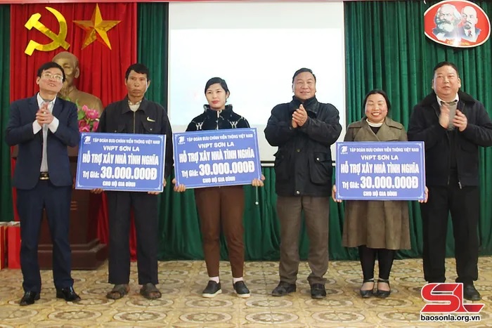 Lãnh đạo VNPT Sơn La trao tiền hỗ trợ xây nhà tình nghĩa cho các hộ nghèo xã Chiềng Hặc.