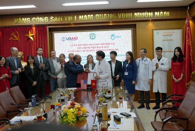 Bệnh viện Bạch Mai và đối tác thực hiện dự án của USAID là tổ chức Federation Handicap International (HI) đã ký bản ghi nhớ hợp tác - Ảnh: VGP/HM
