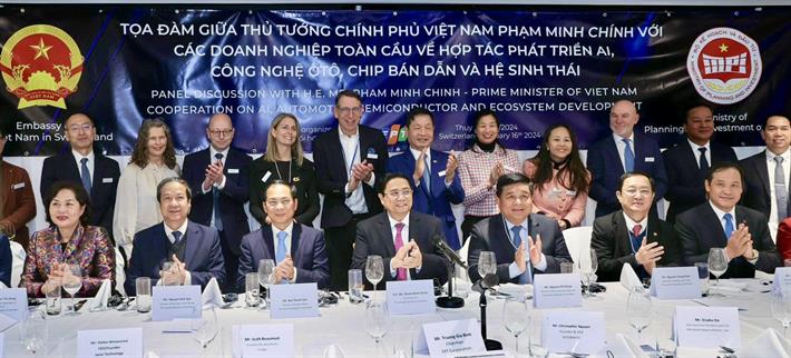 Thủ tướng Phạm Minh Chính và các thành viên Chính phủ tham dự Tọa đàm với các doanh nghiệp toàn cầu về hợp tác phát triển AI, công nghệ ô tô, chíp bán dẫn và hệ sinh thái