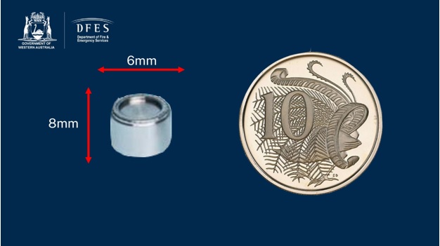 Viên nang phóng xạ bị mất tích có kích thước 6mm x 8mm. (Ảnh: Sở Cứu hỏa và dịch vụ khẩn cấp bang Tây Úc)