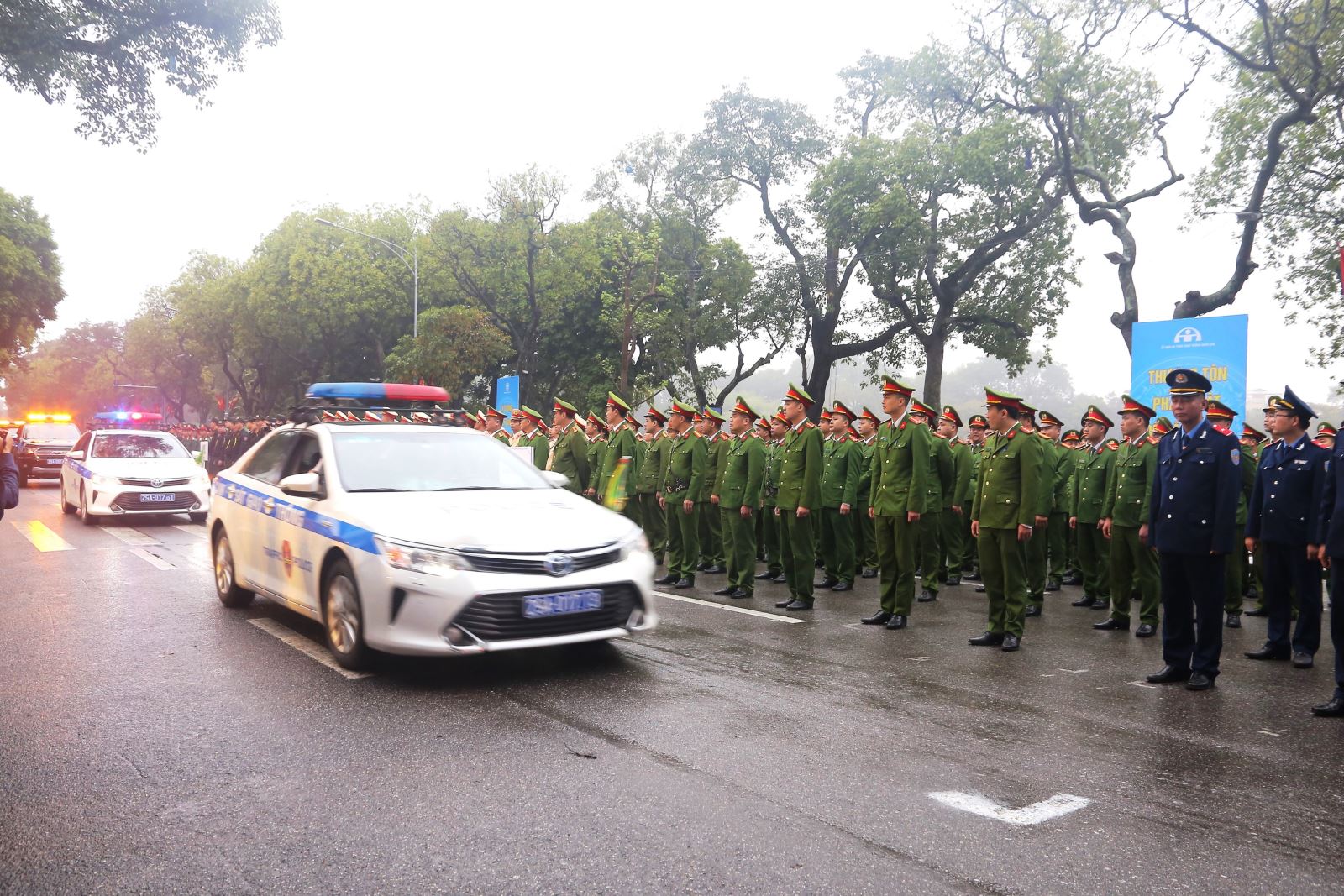 Các lực lượng chức năng diễu hành sau Lễ phát động ra quân Năm ATGT 2023.