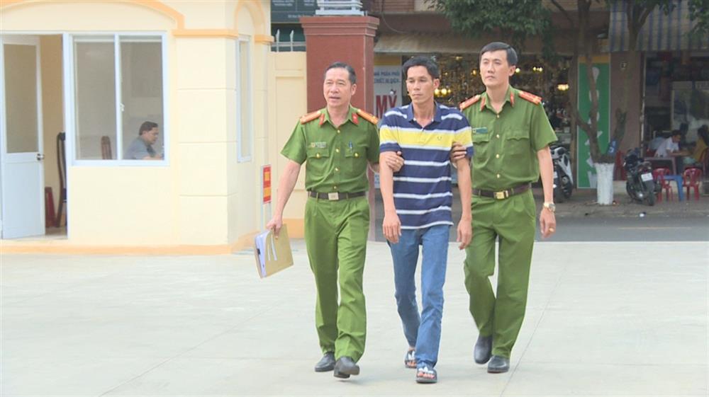 Phòng Cảnh sát hình sự Công an tỉnh Đắk Lắk bắt, dẫn giải Hùng về trụ sở làm việc.