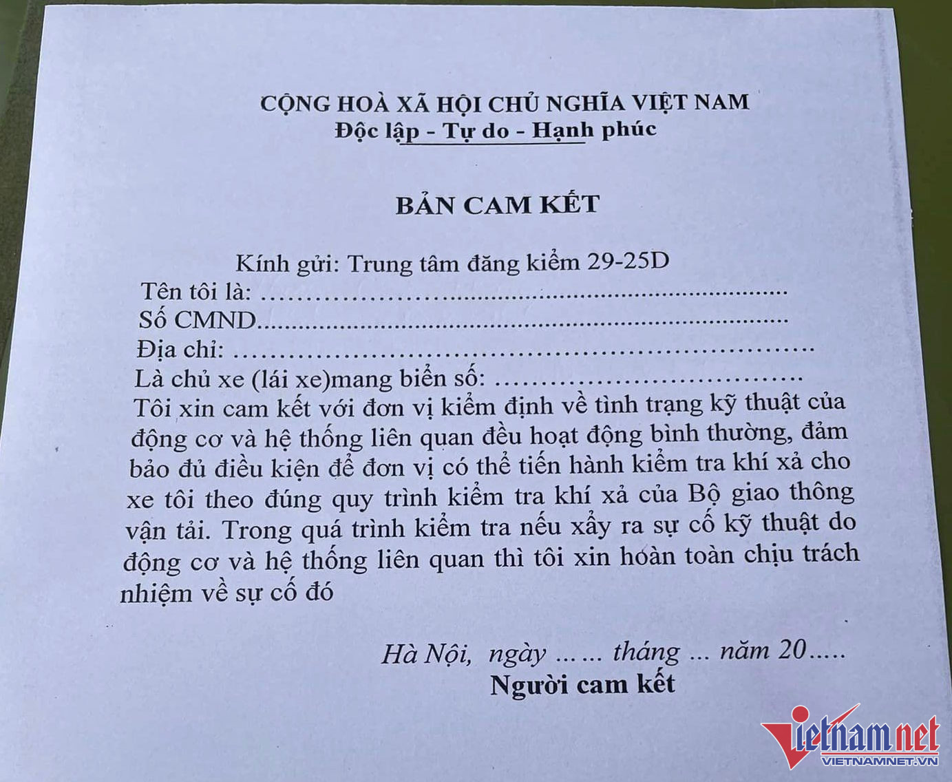 Bản cam kết yêu cầu chủ phương tiện chịu trách nhiệm trong quá trình kiểm định khí thải  (Ảnh: N. Huyền)