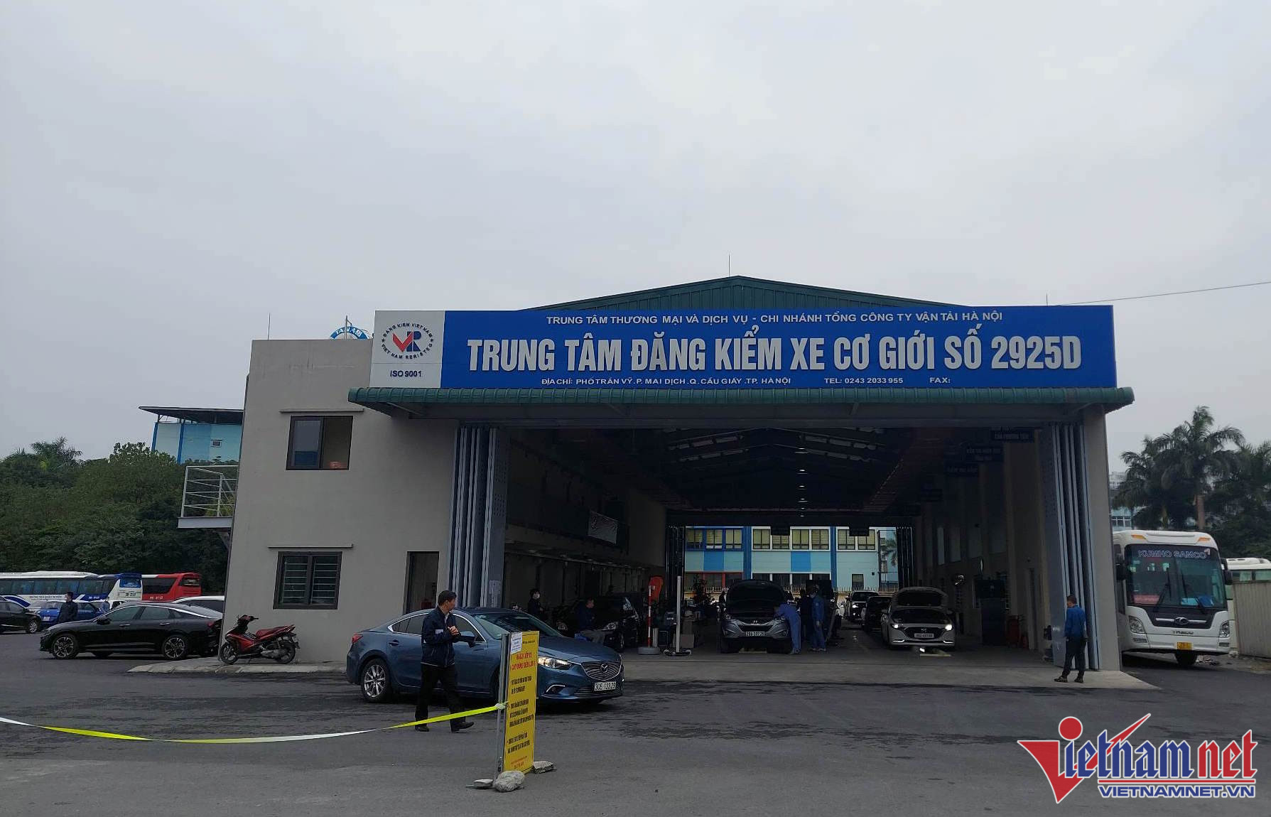 Trung tâm Đăng kiểm xe cơ giới 29.25D, nơi yêu cầu chủ phương tiện ký bản cam kết trước khi kiểm định khí thải. ( Ảnh: N.Huyền)