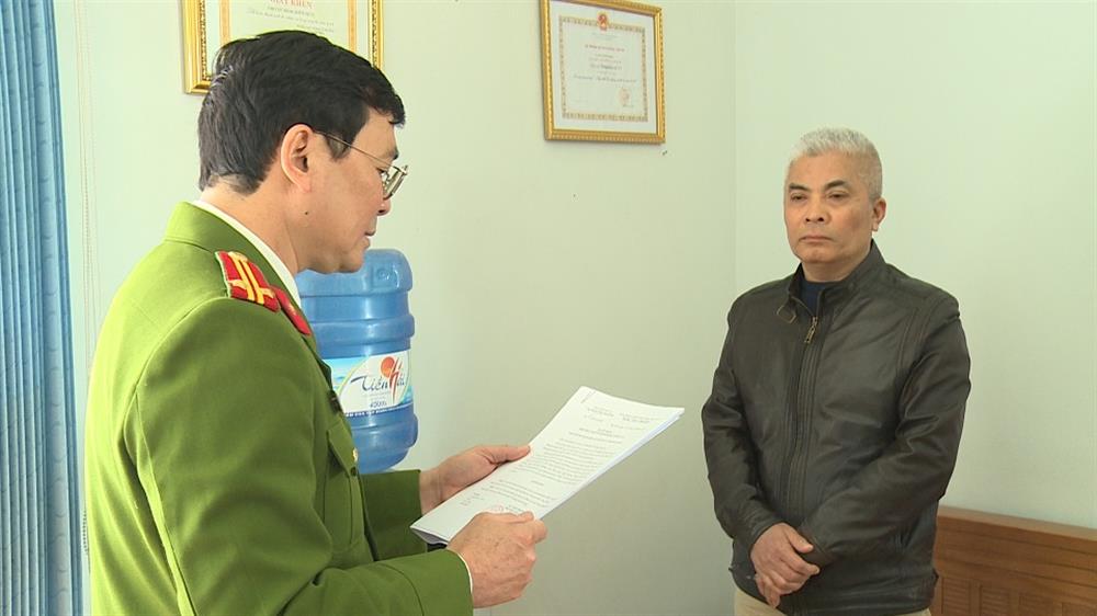 Cán bộ Cơ quan Cảnh sát điều tra Công an tỉnh Thái Bình tống đạt các Quyết định đối với Nguyễn Trung Hải