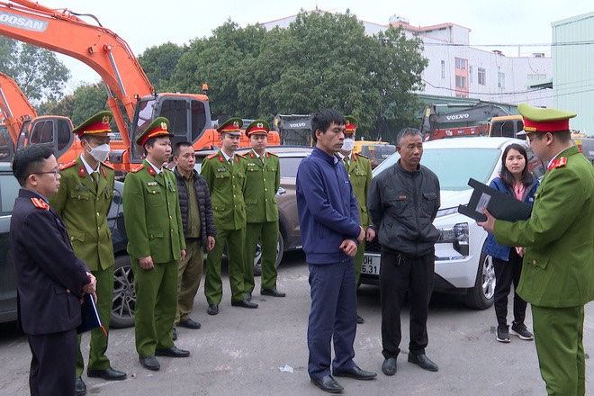 Công an đọc lệnh bắt lãnh đạo Trung tâm đăng kiểm 29-07D