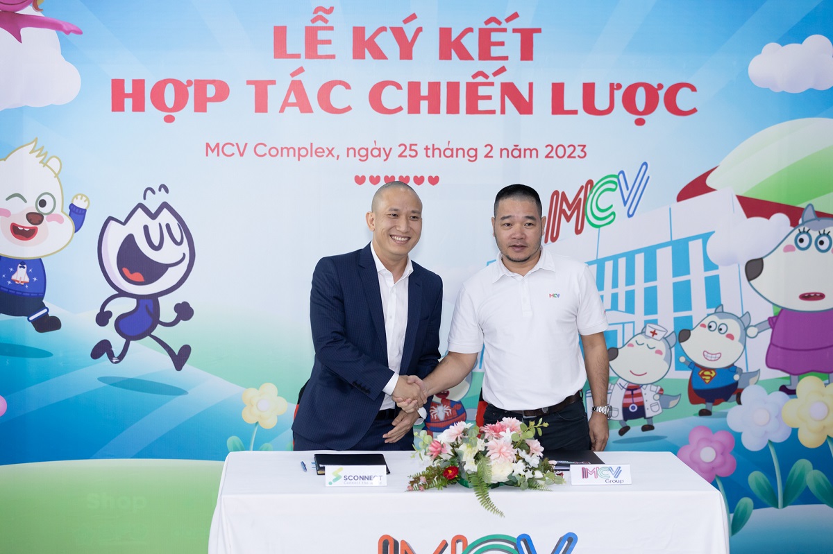 Ông Tạ Mạnh Hoàng, Nhà sáng lập – Tổng giám đốc Sconnect (bên trái) và ông Phạm Từ Liêm, Chủ tịch MCM Group (bên phải) thực hiện ký kết hợp tác chiến lược vào ngày 25/02/2023.