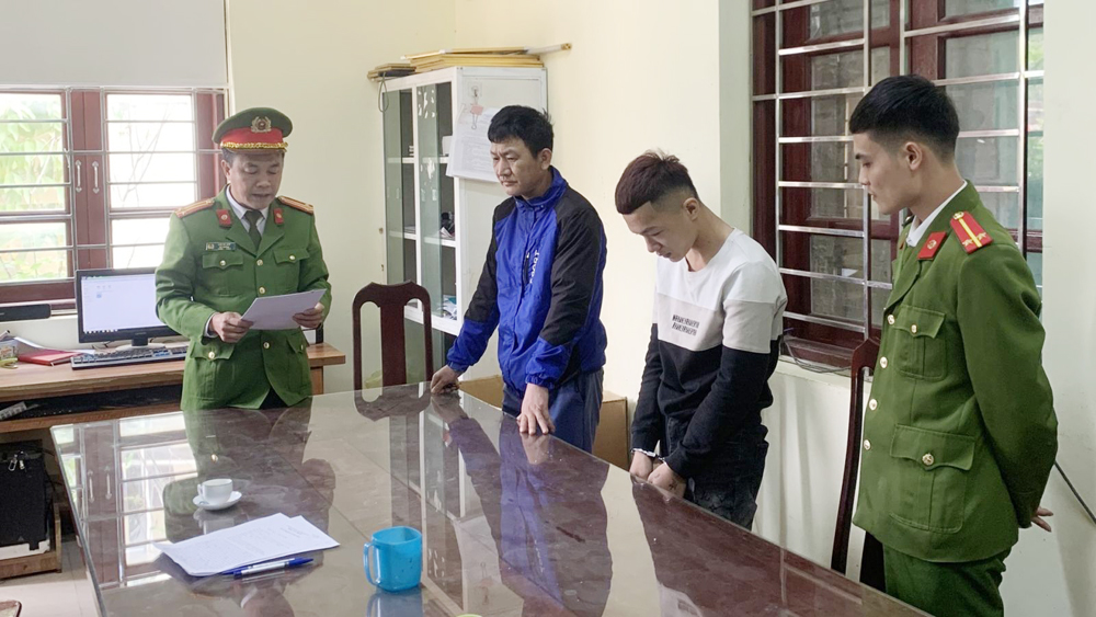 Cơ quan công an thi hành Lệnh bắt người bị giữ trong trường hợp khẩn cấp đối với Nông Văn Minh (áo trắng).