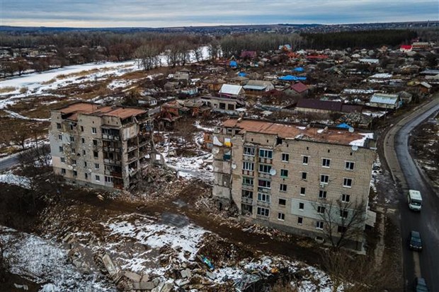 Một tòa chung cư bị phá hủy trong xung đột tại Izyum thuộc vùng Kharkiv, Ukraine ngày 20/2. (Ảnh: AFP/TTXVN)