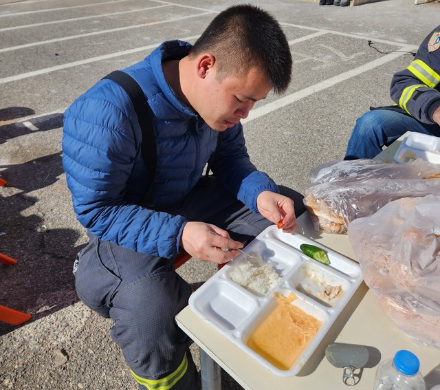 Bữa ăn đặc biệt mang hương vị quê nhà của cán bộ, chiến sĩ cứu hộ Bộ Công an tại hiện trường thảm họa động đất ở Thổ Nhĩ Kỳ. Ảnh Cục Cảnh sát PCCC&TKCN cung cấp.