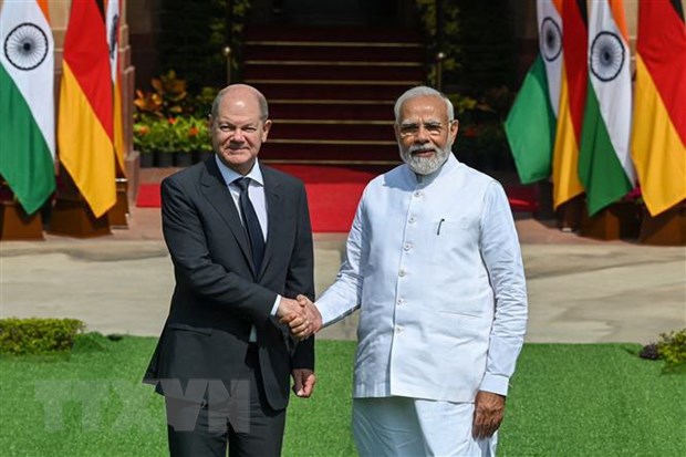 Thủ tướng Ấn Độ Narendra Modi (phải) trong cuộc gặp Thủ tướng Đức Olaf Scholz tại New Delhi, ngày 25/2. (Ảnh: AFP/TTXVN)