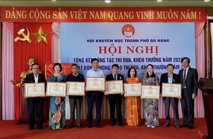 Trao tặng bằng khen của Hội Khuyến học thành phố Đà Nẵng cho các tập thể, cá nhân có nhiều đóng góp trong công tác khuyến học, khuyến tài, xây dựng xã hội học tập