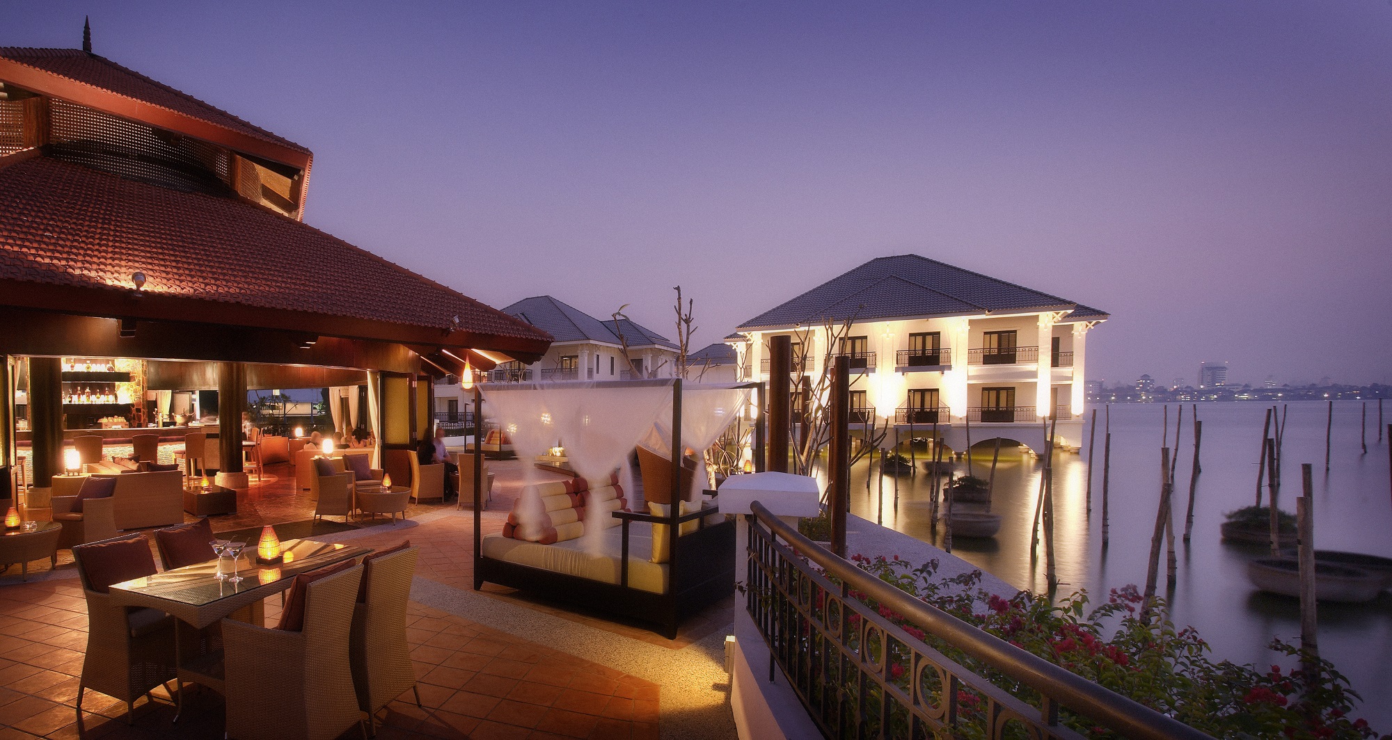Sunset Bar của khách sạn InterContinental Hanoi Westlake được xây hoàn toàn trên mặt nước Hồ Tây thơ mộng, được mệnh danh là nơi ngắm hoàng hôn đẹp nhất.
