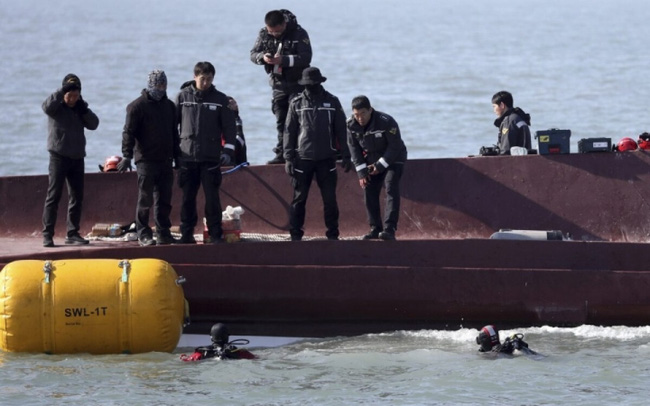 Lực lượng cứu hộ Hàn Quốc tìm kiếm các nạn nhân bên trong tàu cá gặp nạn tối 4/2. (Ảnh: Yonhap/VTV)