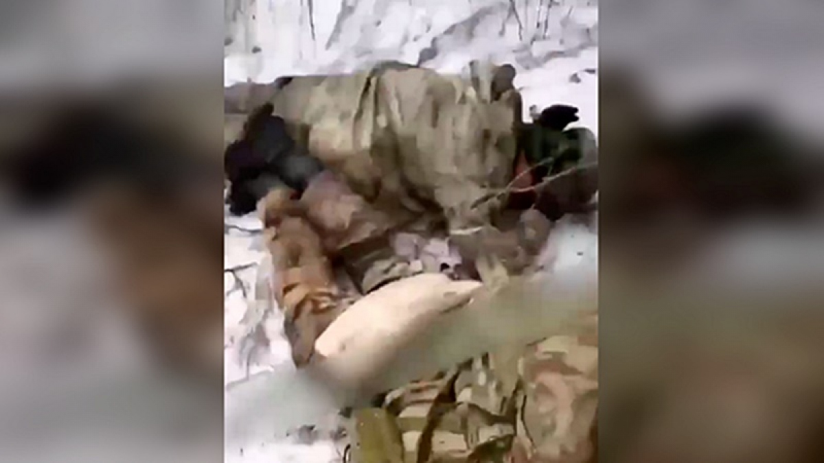 Hình ảnh trích từ clip lính Ukraine hành quyết lính Nga. Nguồn: Mạng xã hội, TASS.
