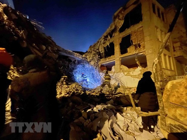 Đoàn công tác Bộ Công an triển khai cứu hộ trong đêm tại một tòa nhà ở thành phố Adiyaman, phía đông nam Thổ Nhĩ Kỳ.(Ảnh: TTXVN phát)