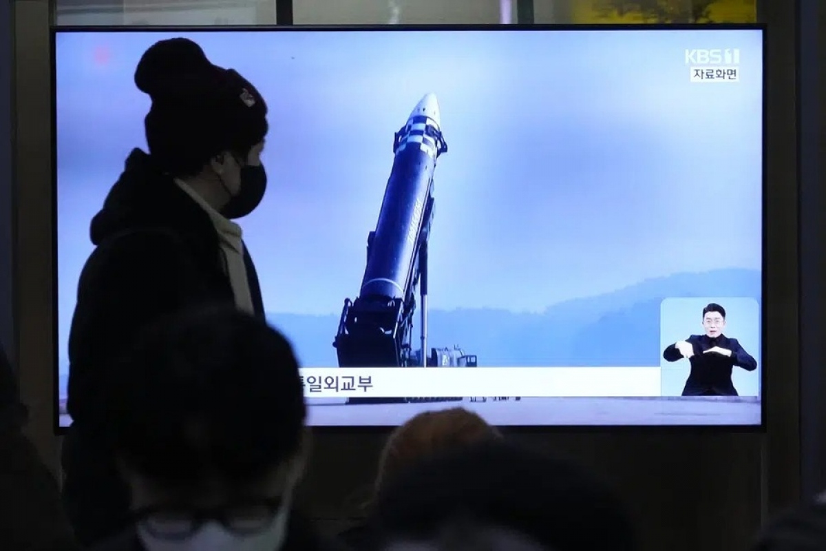 Một màn hình TV chiếu hình ảnh tên lửa của Triều Tiên trong một chương trình tin tức tại nhà ga xe lửa ở Seoul, Hàn Quốc, hôm 18/2. Ảnh: AP