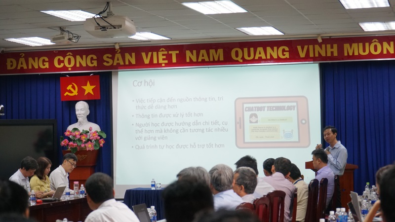 PGS.TS Phạm Trần Vũ trình bày tại Hội thảo