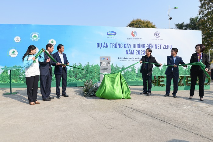 Phó Thủ tướng Trần Hồng Hà và các đại biểu cùng kéo dải lụa ra mắt trụ đá biểu tượng của dự án trồng cây hướng đến Net Zero tại sự kiện