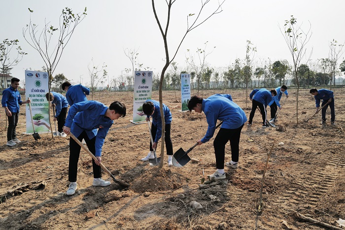 Các đoàn viên thanh niên cũng hăng hái tham gia trồng cây để góp phần bảo vệ môi trường, nâng cao môi trường sống tại huyện Mê Linh – “cột mốc xanh” đầu tiên của dự án