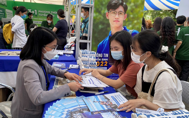 Thí sinh nghe tư vấn tuyển sinh đại học năm 2022 tại Đại học Bách khoa Hà Nội. Ảnh: HNM