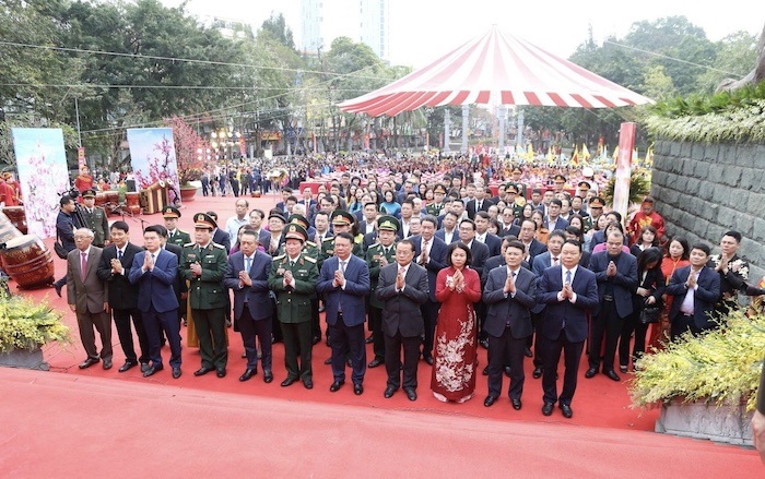  Bí thư Thành ủy Đinh Tiến Dũng và lãnh đạo Thành phố dâng hương tưởng niệm tại tượng đài vua Quang Trung