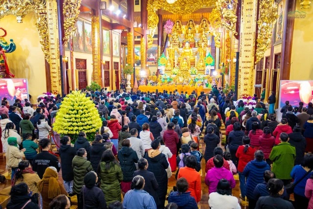 Du khách đến thắp hương, chiêm bái tại chùa Ba Vàng