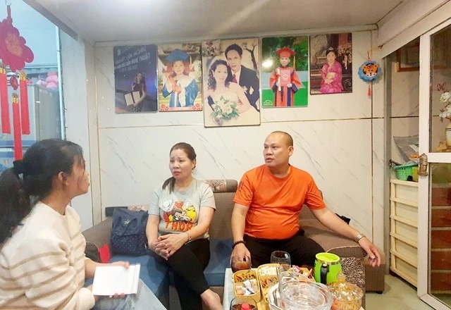 Chị Tạ Thị Thu Trang cùng chồng kể lại câu chuyện vào đầu năm mới 2024 với PV Thanh Niên