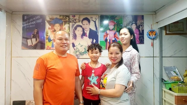 vợ chồng chị Trang năm 2024. Bé gái kia đã lớn, vợ chồng chị cũng có thêm cậu con trai út sinh năm 2016