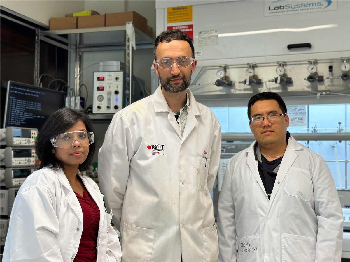 Các nghiên cứu viên chính gồm Tiến sĩ Nitu Syed, Tiến sĩ Ylias Sabri và Tiến sĩ Chung Nguyen (trái sang phải) trong phòng thí nghiệm tại Đại học RMIT. Hình: Seamus Daniel, RMIT