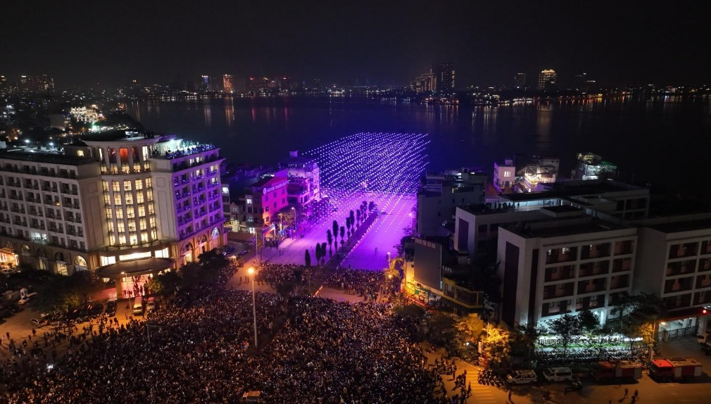 Hàng trăm ngàn người dân và du khách có mặt tại Hồ Tây (Hà Nội) để chiêm ngưỡng màn trình diễn kỷ lục 2.024 drones. Ảnh: BTC