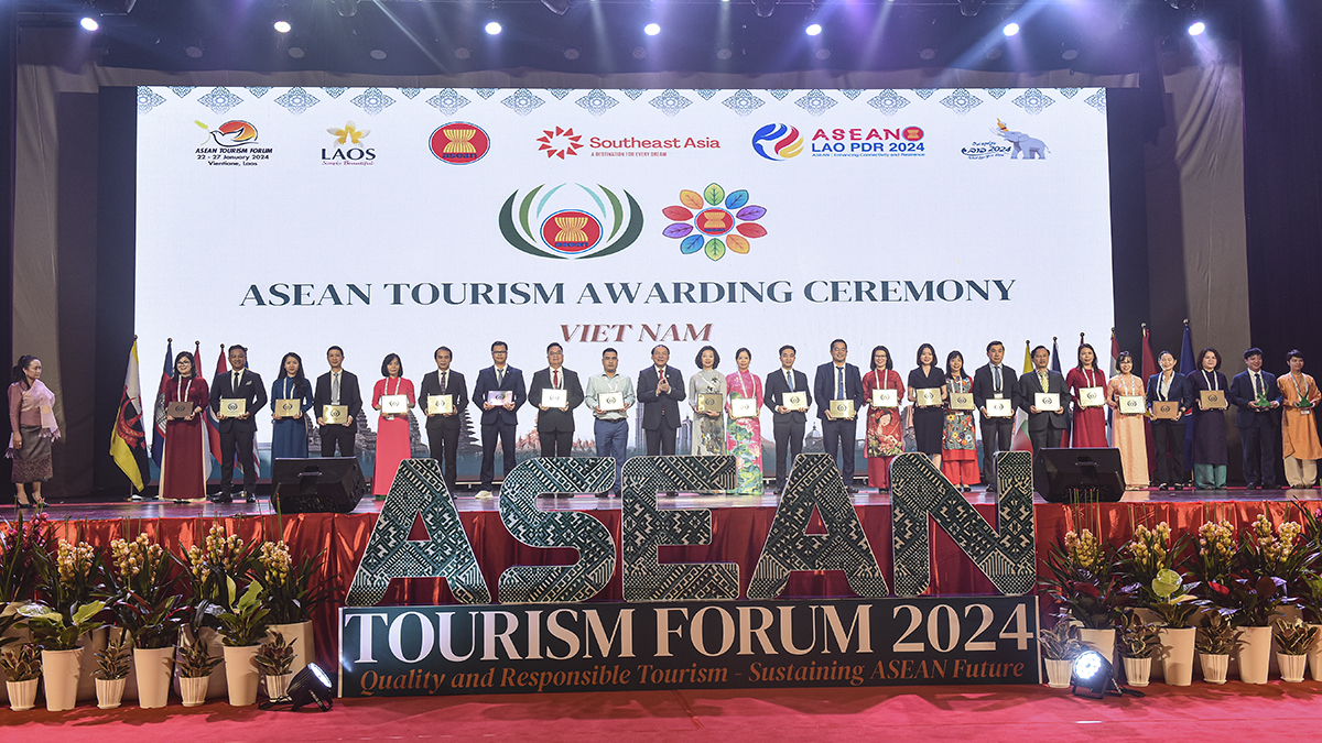 Bộ trưởng Bộ VHTTDL Việt Nam Nguyễn Văn Hùng trao Giải thưởng Du lịch ASEAN 2024 cho các địa phương, đơn vị của Việt Nam 