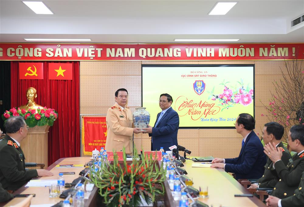 Thủ tướng Chính phủ Phạm Minh Chính trao quà tặng Cục CSGT.