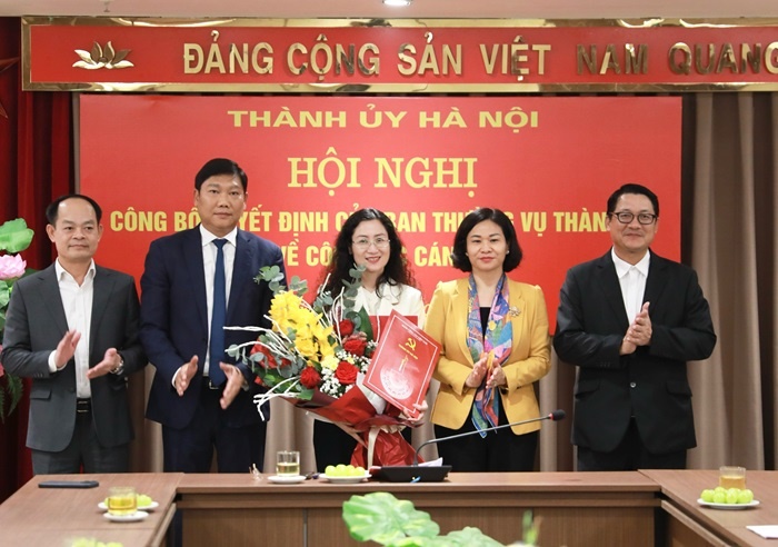 Phó Bí thư Thường trực Thành ủy Nguyễn Thị Tuyến và lãnh đạo Ban Dân vận Thành ủy tặng hoa chúc mừng bà Nguyễn Thị Huệ