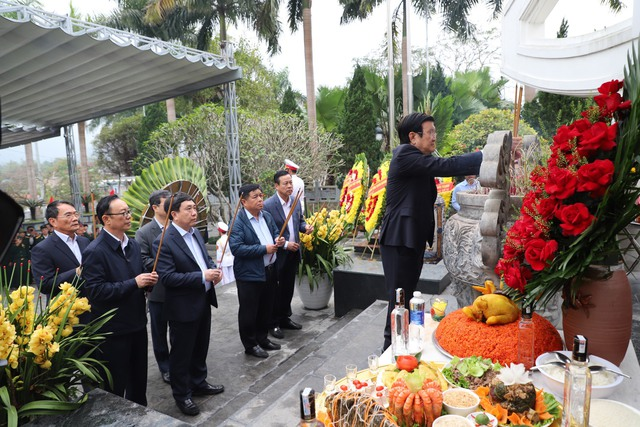 Nguyên Chủ tịch nước Trương Tấn Sang và Bộ trưởng Nguyễn Chí Dũng cùng đoàn công tác dâng hương, đặt vòng hoa tại Nghĩa trang liệt sĩ quốc gia Vị Xuyên, tỉnh Hà Giang.