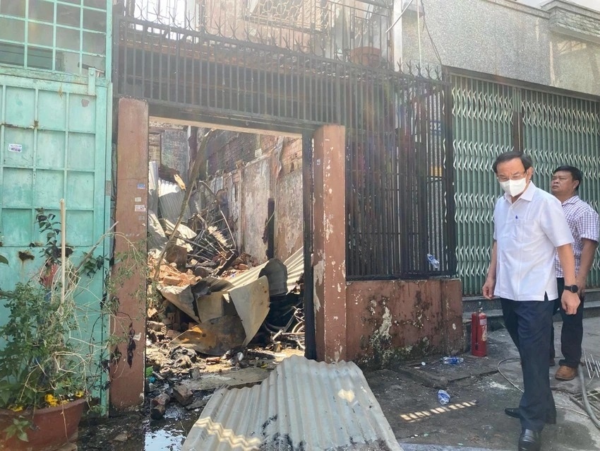 Vụ cháy khiến bốn người tử vong đang được Công an TP.HCM điều tra nguyên nhân. Trong ảnh: Bí thư TP.HCM Nguyễn Văn Nên (áo trắng) đến hiện trường nơi xảy ra vụ cháy. 