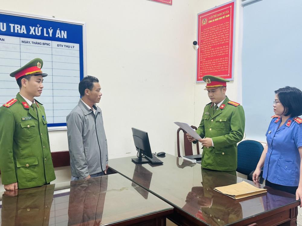 Cơ quan Cảnh sát điều tra Công an thị xã Kỳ Anh tống đạt Quyết định và Lệnh đối với Trần Văn Song.