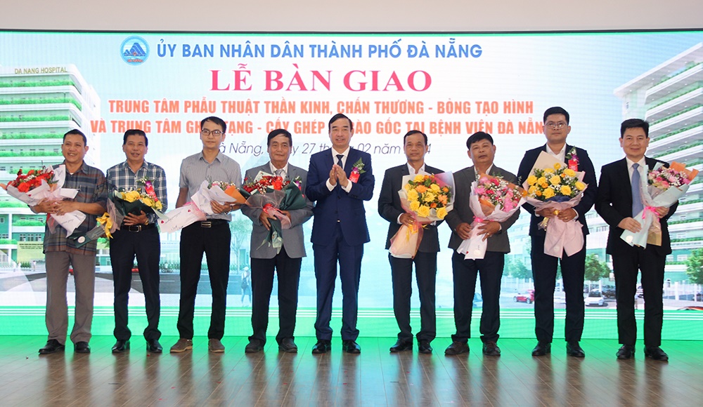 Chủ tịch UBND thành phố tặng hoa cho các đơn vị tham gia thực hiện dự án