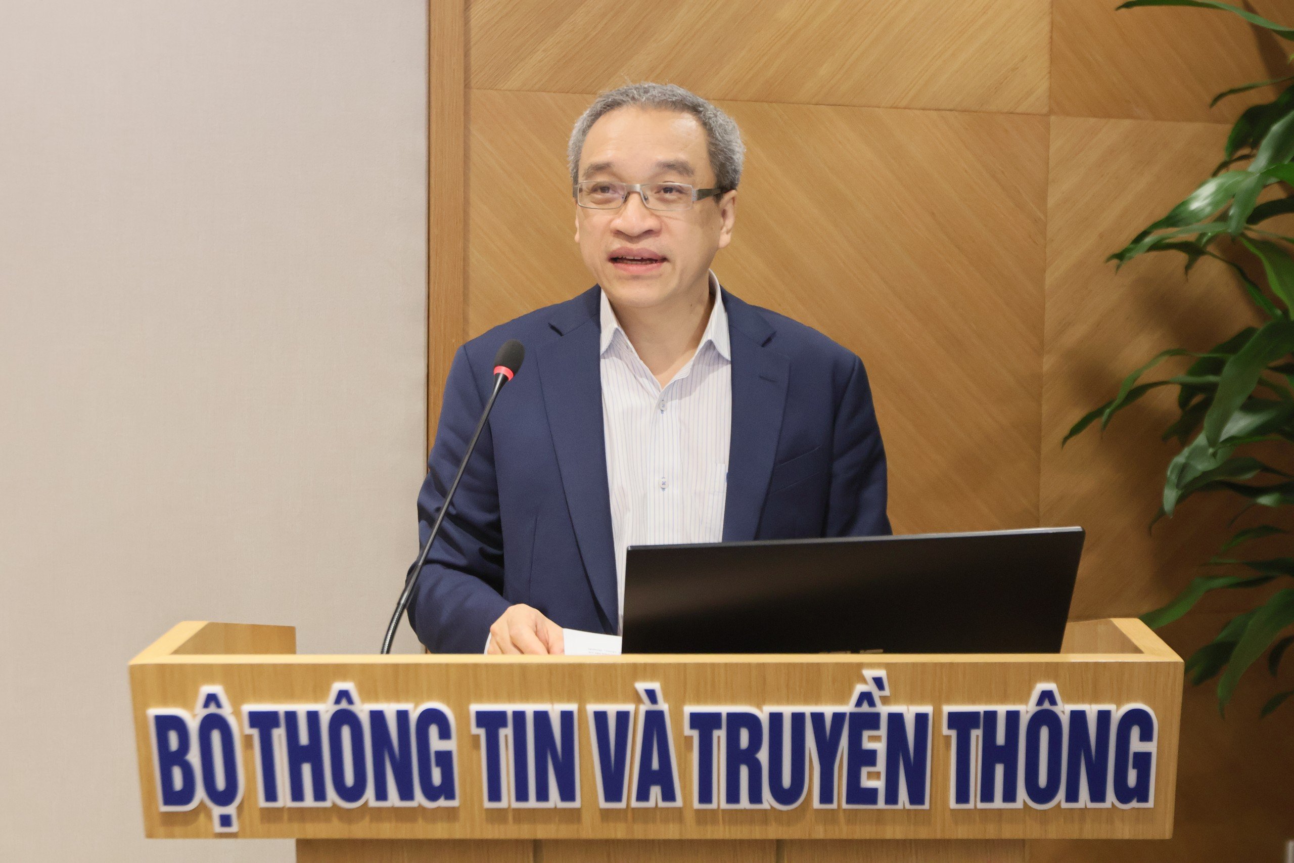  Thứ trưởng Bộ TT&TT Phan Tâm phát biểu tại Hội nghị