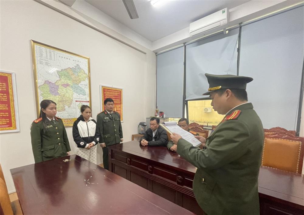 Cơ quan An ninh điều tra Công an tỉnh Hà Giang tống đạt quyết định và lệnh đối với Phù Thị Nguyệt.