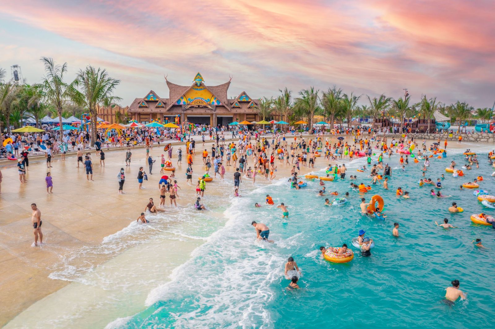 Bộ đôi công viên VinWonders Hà Nội Wave Park và VinWonders Hà Nội Water Park đáp ứng nhu cầu vui chơi giải trí của cư dân với hàng loạt trải nghiệm nghỉ dưỡng lý thú