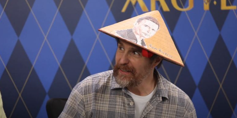 Điệp viên “xịn” Sam Rockwell cũng rất thích thú với chiếc nón truyền thống của Việt Nam