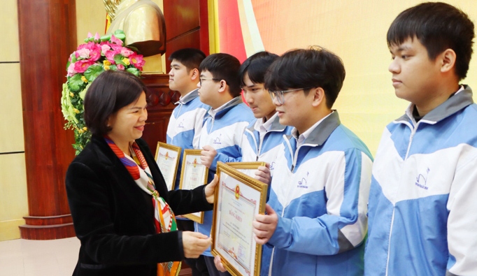 Chủ tịch UBND tỉnh Bắc Ninh Nguyễn Hương Giang trao Bằng khen cho các em học sinh