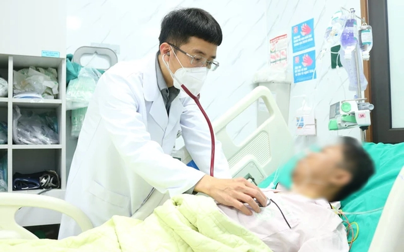 PGS.TS Mai Duy Tôn thăm khám cho bệnh nhân đột quỵ điều trị.