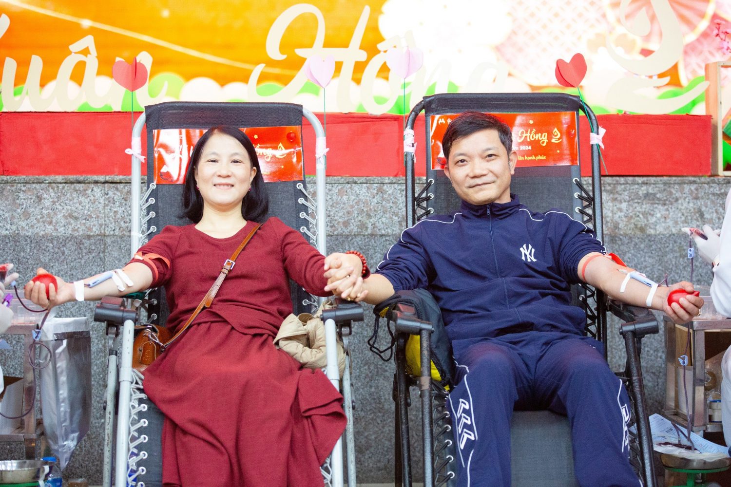 Chị Phan Thuý Bích và anh Lưu Việt Hoàng cũng là “người quen” tại các kỳ Lễ hội Xuân hồng, Hành trình Đỏ qua nhiều năm hay những đợt kêu gọi hiến máu do thiếu hụt máu dự trữ.