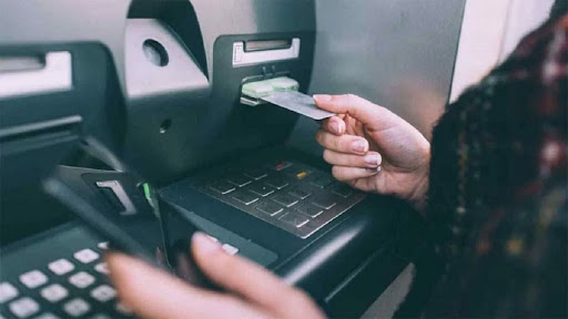 Hạn mức chuyển tiền tối đa tại cây ATM phụ thuộc vào từng loại thẻ. (Ảnh minh họa)