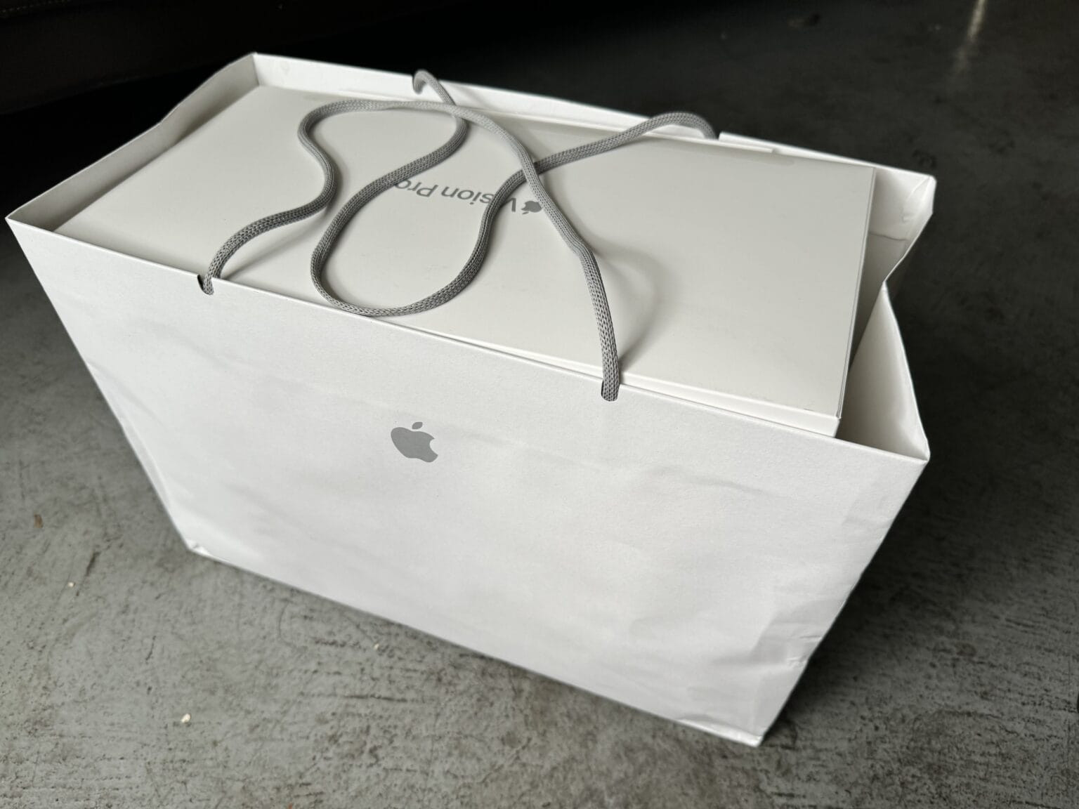 Những người mua Vision Pro đầu tiên bắt đầu gói ghém thiết bị để trả lại cho Apple. (Ảnh: Cult of Mac)

