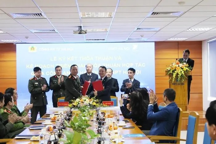 Ông Lương Cao Chí, Trưởng đại diện, Bí thư Đảng ủy, Giám đốc VNPT Hà Nội phát biểu tại lễ ký kết