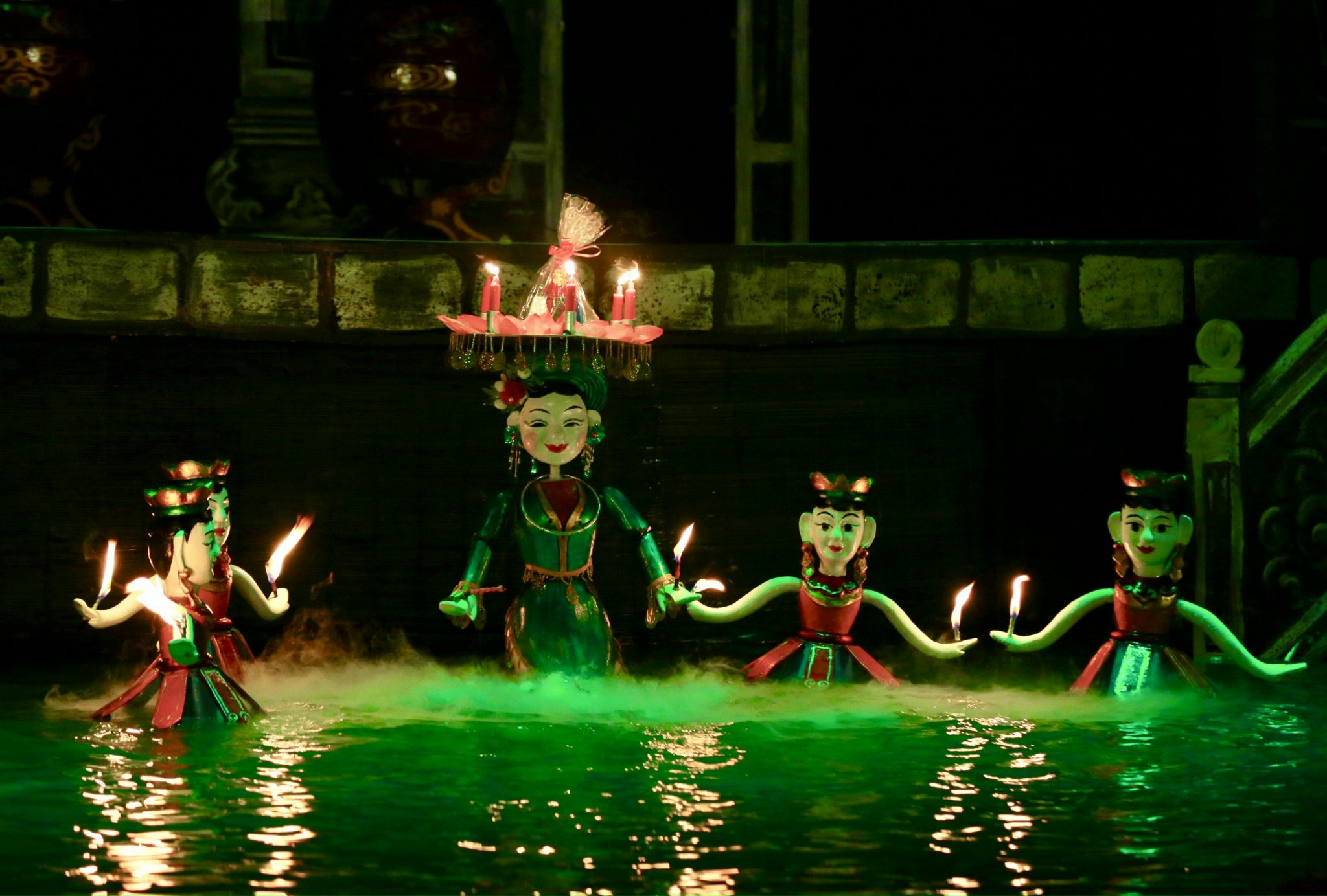 Lần đầu tiên tại Việt Nam, Rối Việt được biểu diễn tại thủy đình trên bãi biển.
